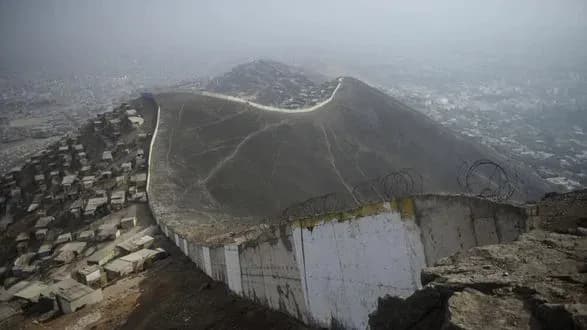 sud-u-peru-ukhvaliv-znesti-stinu-ganbi-scho-rozdilyaye-bagatikh-ta-bidnikh