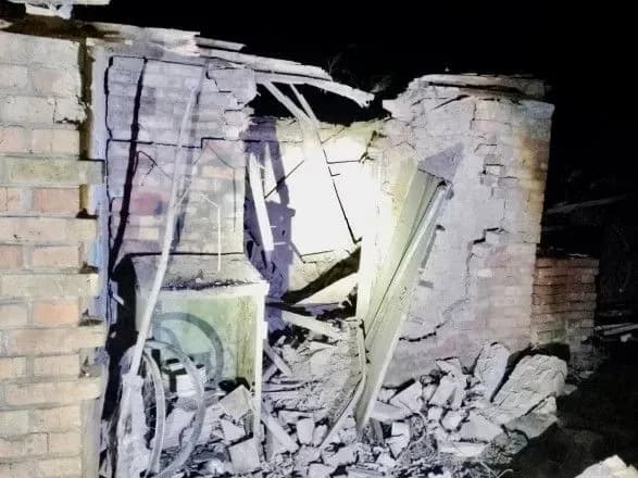 vazhkoyu-artileriyeyu-okupanti-vnochi-obstrilyali-nikoposkiy-rayon