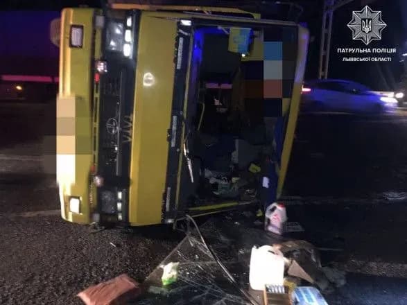 na-dorozi-kiyiv-chop-stalas-masshtabna-dtp-z-poterpilimi-rukh-chastkovo-perekrili