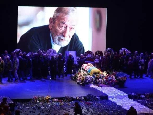 geroyi-ne-vmirayut-v-ostannyu-put-vakhtanga-kikabidze-provodzhali-gruzinskiy-ta-ukrayinskiy-prapori