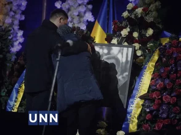 pershi-osobi-derzhavi-ta-sotni-lyudey-priyshli-poproschatisya-z-kerivnitstvom-mvs