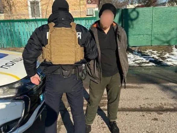 khuligan-iz-brovariv-pogrozhuvav-prodavchini-granatoyu-vdariv-yiyi-i-vtik-politsiya