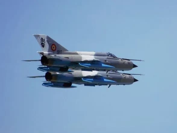 nad-rumuniyeyu-viyavili-nepiznaniy-litayuchiy-obyekt-armiya-krayini-pidnyala-u-povitrya-dva-migi