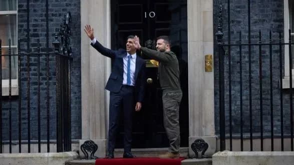 ukrayina-i-britaniya-domovilisya-pro-postachannya-dalekobiynoyi-zbroyi-ale-tse-budut-ne-atacms-zelenskiy