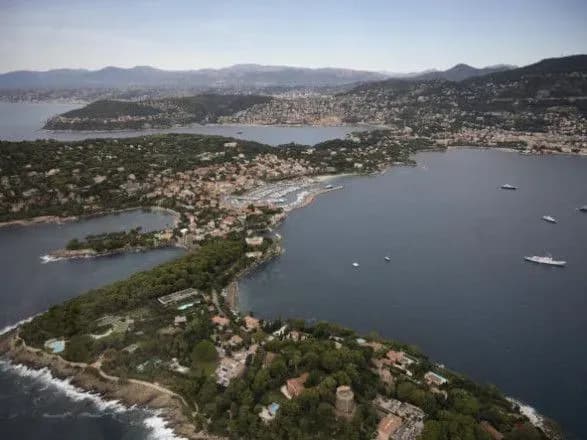 u-frantsiyi-vpershe-naklali-aresht-na-villu-rosiyskogo-oligarkha