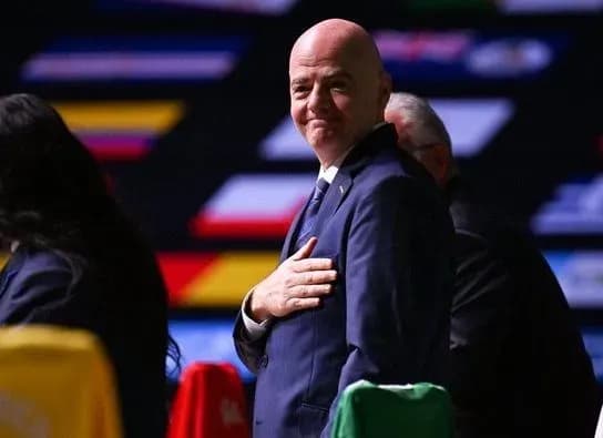 infantino-pereobrano-golovoyu-fifa
