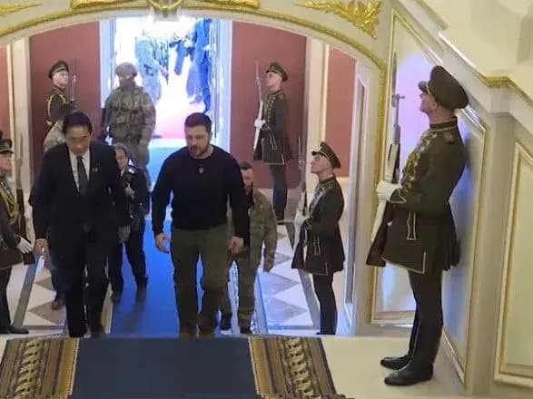 zelenskiy-zustrivsya-iz-premyerom-yaponiyi