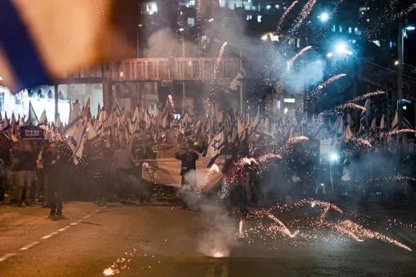 netanyagu-zayaviv-scho-prosuvatime-vidpovidalni-sudovi-reformi-na-tli-masovikh-protestiv