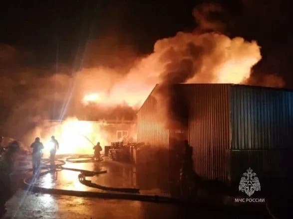 u-rosiyskomu-omsku-kilka-godin-goriv-sklad-iz-plastikom