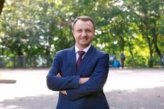 movniy-ombudsmen-taras-kremin-rosiyski-pisni-v-taksi-porushuyut-zakon