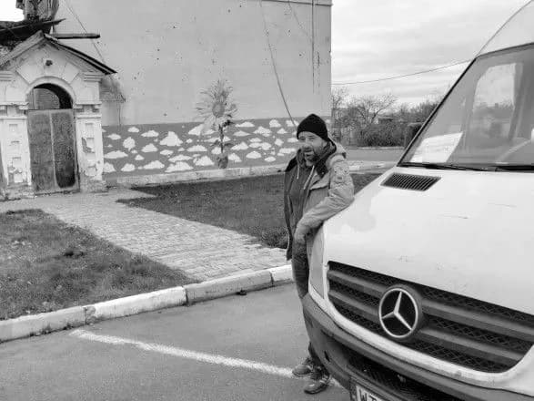 u-likarni-kiyeva-pomer-polskiy-volonter-poraneniy-na-peredoviy