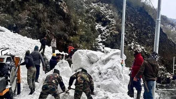 lavina-nakrila-turistiv-na-pivnichnomu-skhodi-indiyi-vbivshi-semero-osib