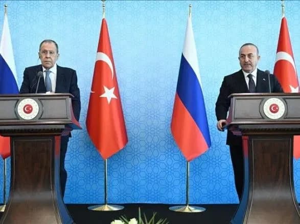 lavrov-v-ankari-prigroziv-rozirvati-zernovu-ugodu-i-zgadav-pro-peregovori