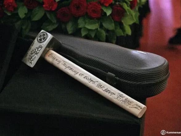 u-moskvi-prokhodyat-pokhoroni-voyenkora-tatarskogo-vagnerivtsi-prinesli-zagiblomu-kuvaldu