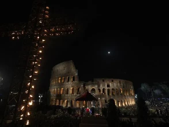 u-vatikani-drugiy-rik-pospil-proveli-khresnu-khodu-z-ukrayintsem-ta-rosiyaninom-posol-zrobiv-zayavu