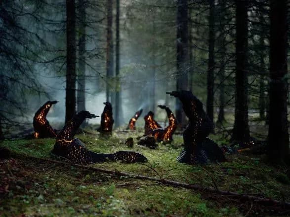 mistkinya-stvoryuye-mistichni-instalyatsiyi-zi-svitlom-posered-viddalenikh-peyzazhiv