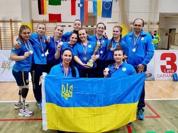 zhinocha-zbirna-ukrayini-z-voleybolu-sidyachi-viborola-sriblo-na-turniri