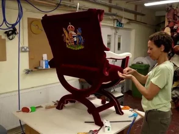 u-koronatsiyi-korolya-charlza-iii-vikoristayut-istorichni-krisla-naystarishomu-ponad-700-rokiv