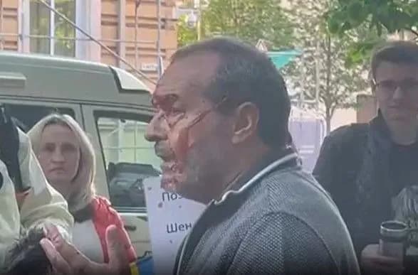 ukrayinski-aktivisti-oblili-ketchupom-pismennika-viktora-shenderovicha-u-vilnyusi