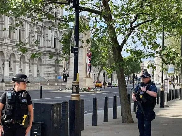 u-londoni-mashina-vrizalasya-u-vorota-rezidentsiyi-britanskogo-premyera