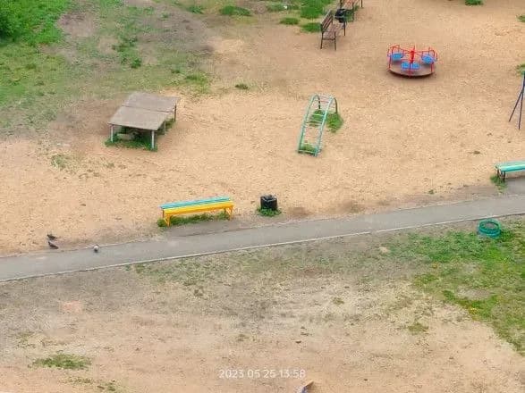 diversiya-v-omsku-lavki-v-kolorakh-ukrayinskogo-prapora-perefarbuvali-v-kolori-prapora-legionu-svoboda-rosiyi