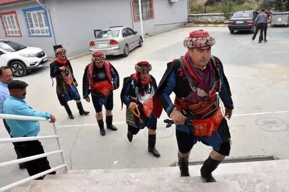 lyudina-pavuk-molodyata-ta-patsiyent-na-likarnyanomu-lizhku-yak-golosuvala-turechchina-v-drugomu-turi-viboriv