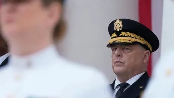 makron-nagorodit-generala-milli-nayvischimi-nagorodami-frantsiyi