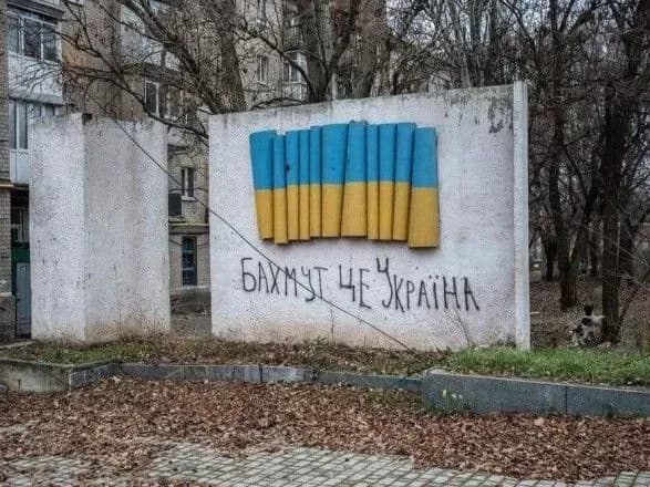 u-bakhmuti-na-kozhni-48-santimetriv-zakhoplenikh-teritoriy-pripadaye-odin-ubitiy-abo-poraneniy-rosiyskiy-soldat-minoboroni-britaniyi