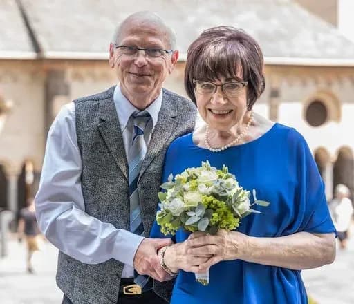 katolitskiy-monakh-kinuv-monastir-i-odruzhivsya-z-eks-monashkoyu-pislya-42-rokiv-obitnitsi-bezshlyubnosti