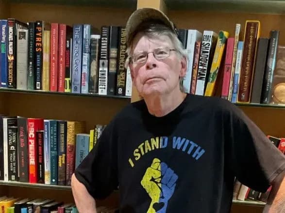 putin-posiyav-viryu-i-povinen-pozhinati-buryu-stiven-king-pro-podiyi-v-rf