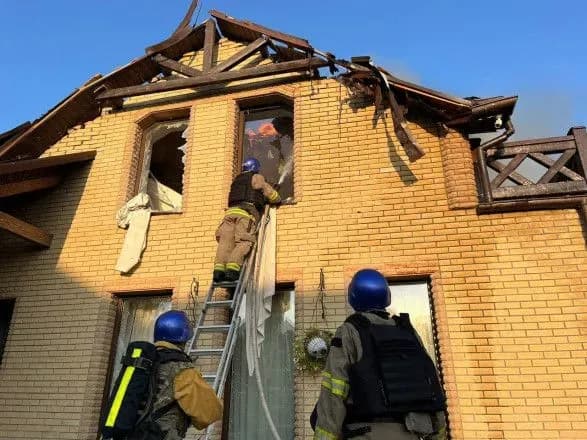 vorog-atakuvav-nikopol-z-artileriyi-u-privatnomu-sektori-spalakhnula-pozhezha