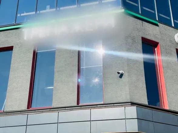 v-ivano-frankivsku-nevidomiy-cherez-vikno-vistriliv-u-cholovika-u-sportklubi-strilka-shukayut