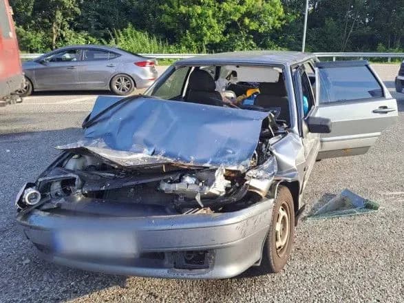 legkovik-zishtovkhnuvsya-iz-avtobusom-na-trasi-kiyiv-chop-postrazhdali-dvoye-ditey