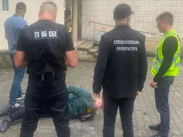 vdavav-z-sebe-spivrobitnika-sbu-zatrimano-shakhraya-yakiy-dopomagav-ukhilyantam