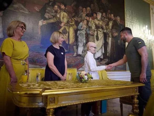 zelenskiy-zustrivsya-z-ukrayinskim-khlopchikom-yakiy-likuyetsya-u-chekhiyi