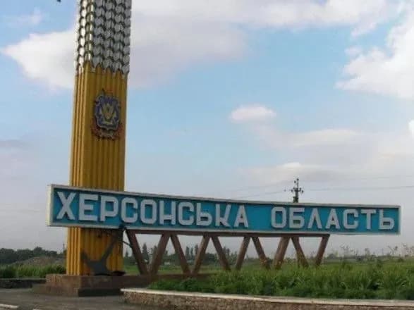 rosiyani-zranku-vdarili-z-artileriyi-po-khersonschini-ye-poshkodzhennya