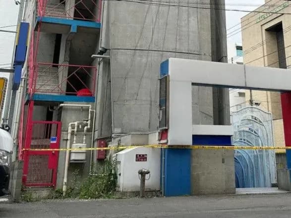 obezgolovili-lyudinu-ta-vinesli-golovu-z-gotelyu-kokhannya-u-yaponiyi-zatrimali-likarya-ta-yogo-donku