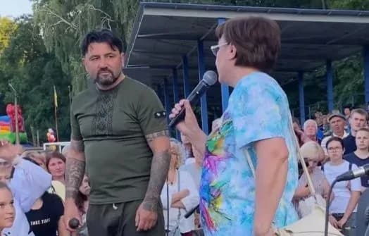 printsipovo-vidmovilasya-vid-movi-okupanta-na-kontserti-kozak-system-vchitelka-rosiyskoyi-rozkazala-yak-pereyshla-na-ukrayinsku