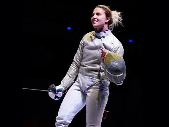 fie-zaminit-rukostiskannya-mizh-sportsmenami-na-vitannya-na-vidstani-zmi