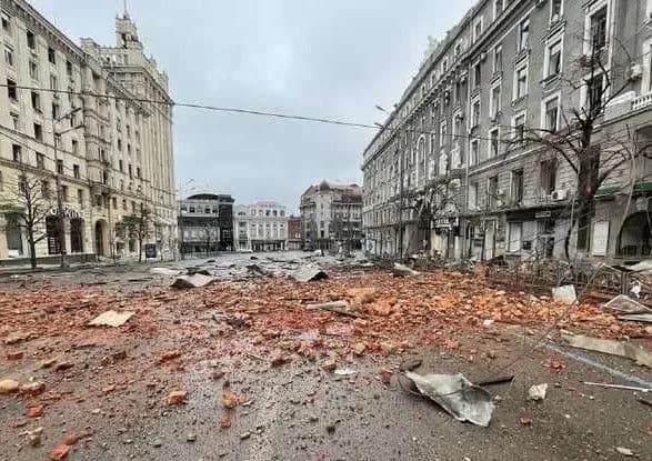 rosiyani-atakuyut-kharkiv-dronami-prolunalo-schonaymenshe-tri-vibukhi