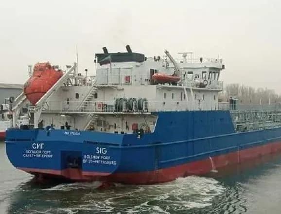 tanker-rf-sig-yakiy-atakuvav-ukrayinskiy-bpla-zakleyili-plastirom-i-vidbuksiruyut-na-remont