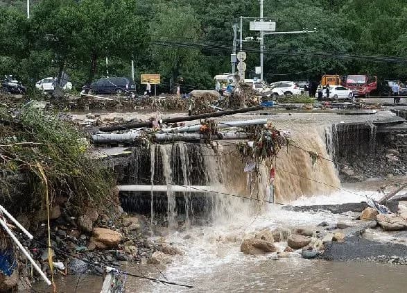 u-pekini-cherez-zlivi-zaginuli-33-osobi-18-znikli-bezvisti