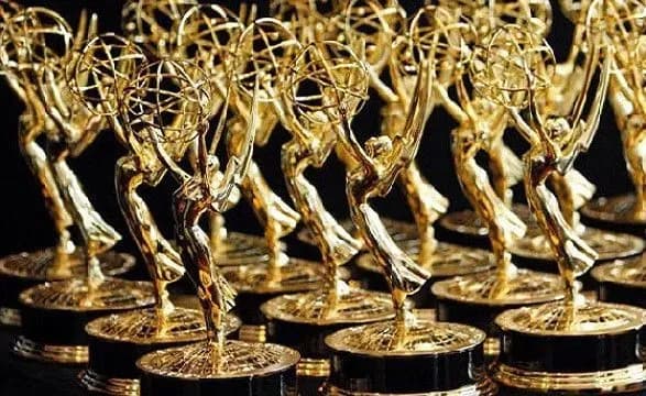 amerikansku-televiziynu-premiyu-emmi-perenesli-na-sichen-cherez-strayki-v-gollivudi