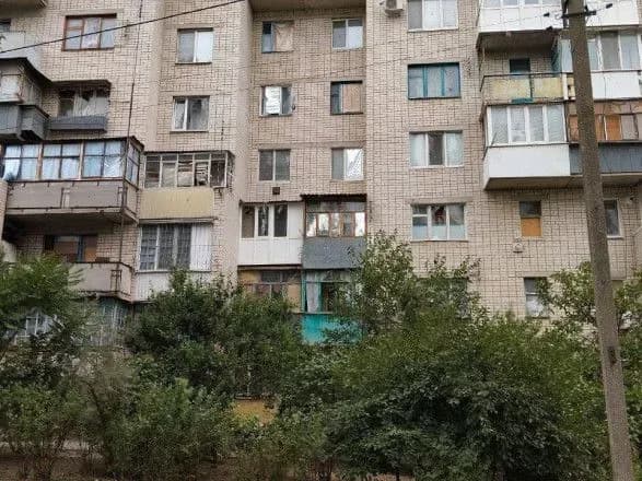 cherez-ataku-na-bagatopoverkhivku-v-khersoni-zaginula-odna-lyudinu-vnaslidok-udaru-dronami-po-berislavu-troye-lyudey-poraneni