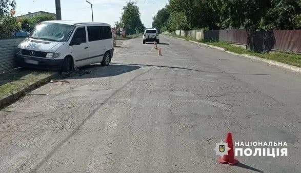 pid-chernivtsyami-vodiy-na-mikroavtobusi-zbiv-dvokh-divchatok-na-elektrosamokati-ditey-gospitalizuvali