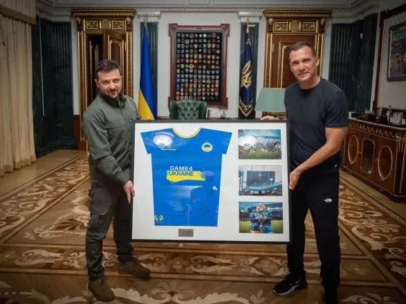 shevchenko-priviz-zelenskomu-futbolku-yaku-pidpisali-uchasniki-blagodiynogo-matchu-u-londoni