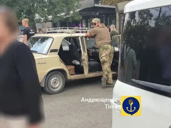 viborcha-tochka-na-kapoti-avto-yak-okupanti-u-mariupoli-provodyat-vibori