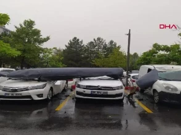 u-turechchini-chastina-vinischuvacha-vpala-na-avtomobili