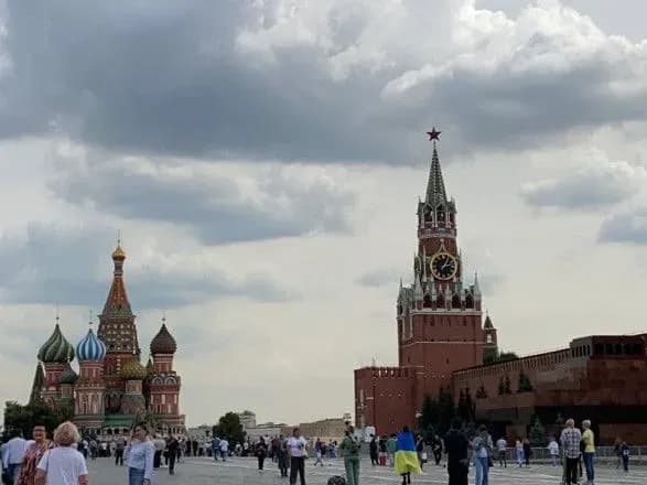 viyshla-na-piket-zagornuvshis-v-prapor-ukrayini-na-krasniy-ploschi-u-moskvi-zatrimali-zhinku