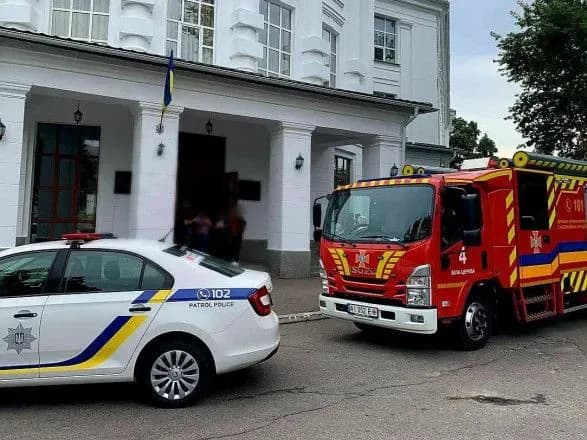 slidom-za-kiyevom-ta-brovarami-pravookhorontsi-pereviryayut-povidomlennya-pro-zaminuvannya-osvitnogo-zakladu-v-biliy-tserkvi